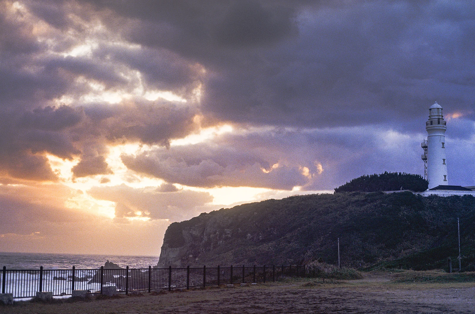 こんにちは、新しい一日 — 灰灰 · Nikon F2 · Kodak Ektachrome 100D 5294