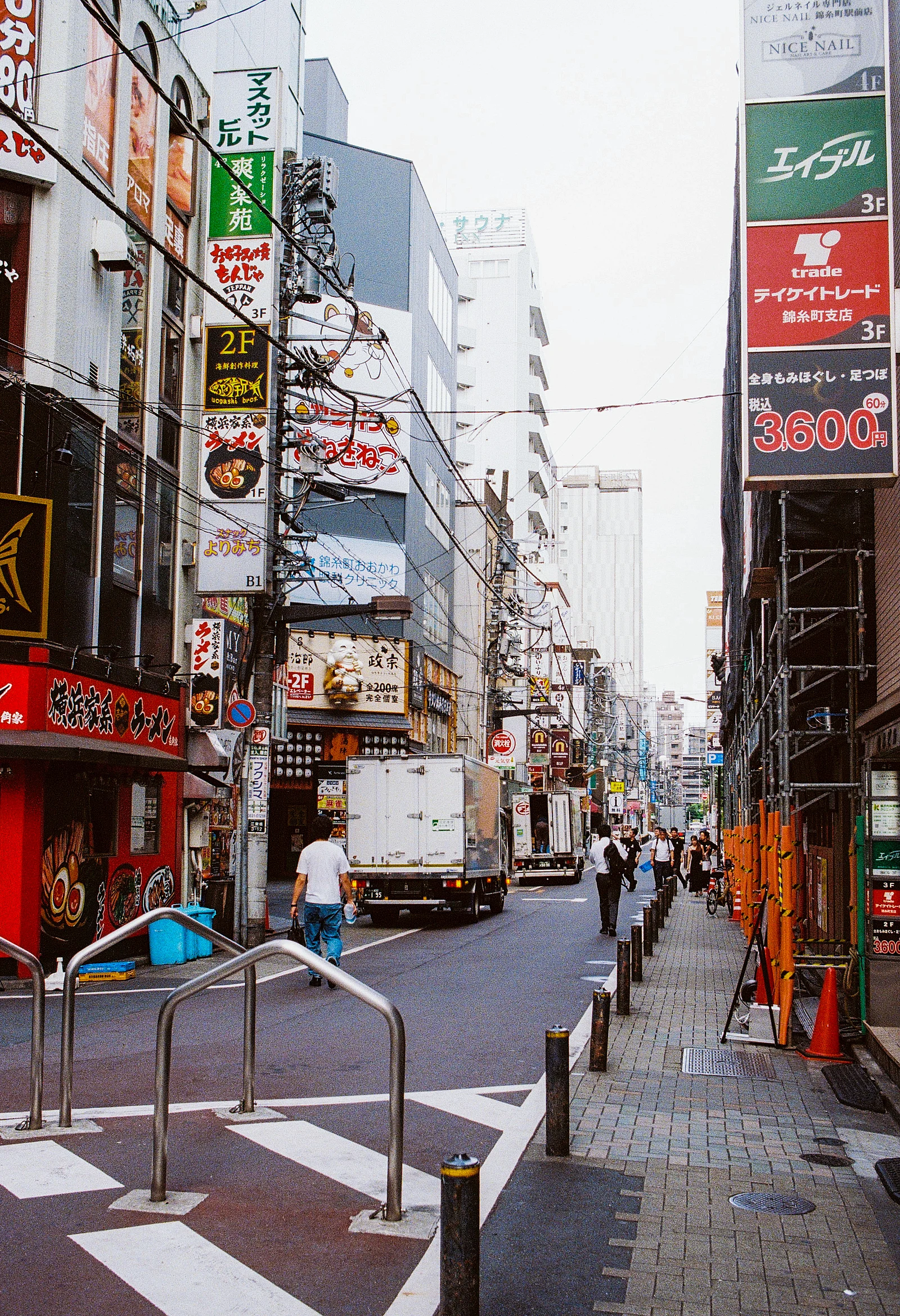 Kinshicho — 夕月辰 · Nikon F2 · Kodak Portra 160