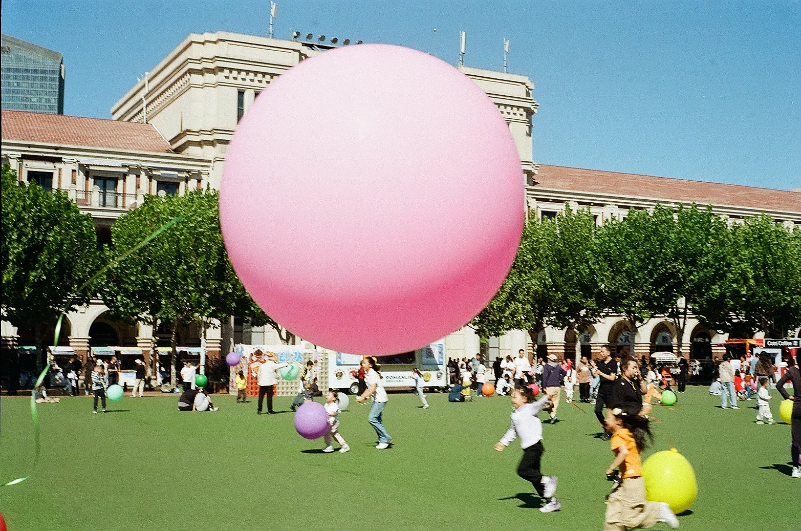 Corriendo — 可以啊侯玮 · konica iiia · Kodak Gold 200