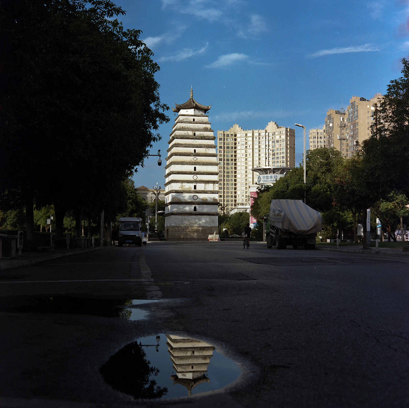 La torre después de la lluvia — 王勇 · Rollei Rolleiflex 2.8F · Kodak Vision3 250D 5207