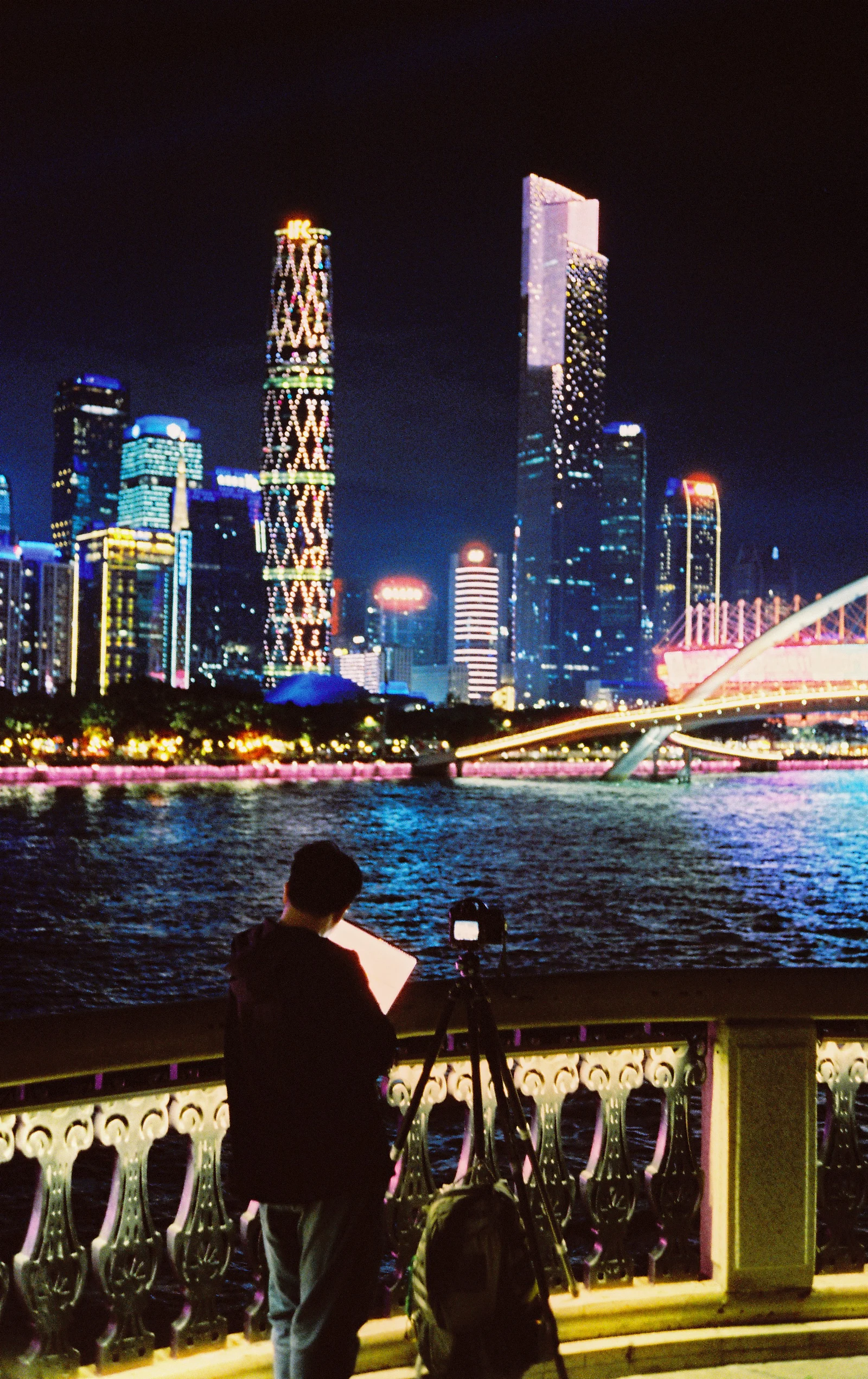 La noche de horas extra del fotógrafo — 萧饼干 · Rollei Rollei 35SE · CineStill 800T
