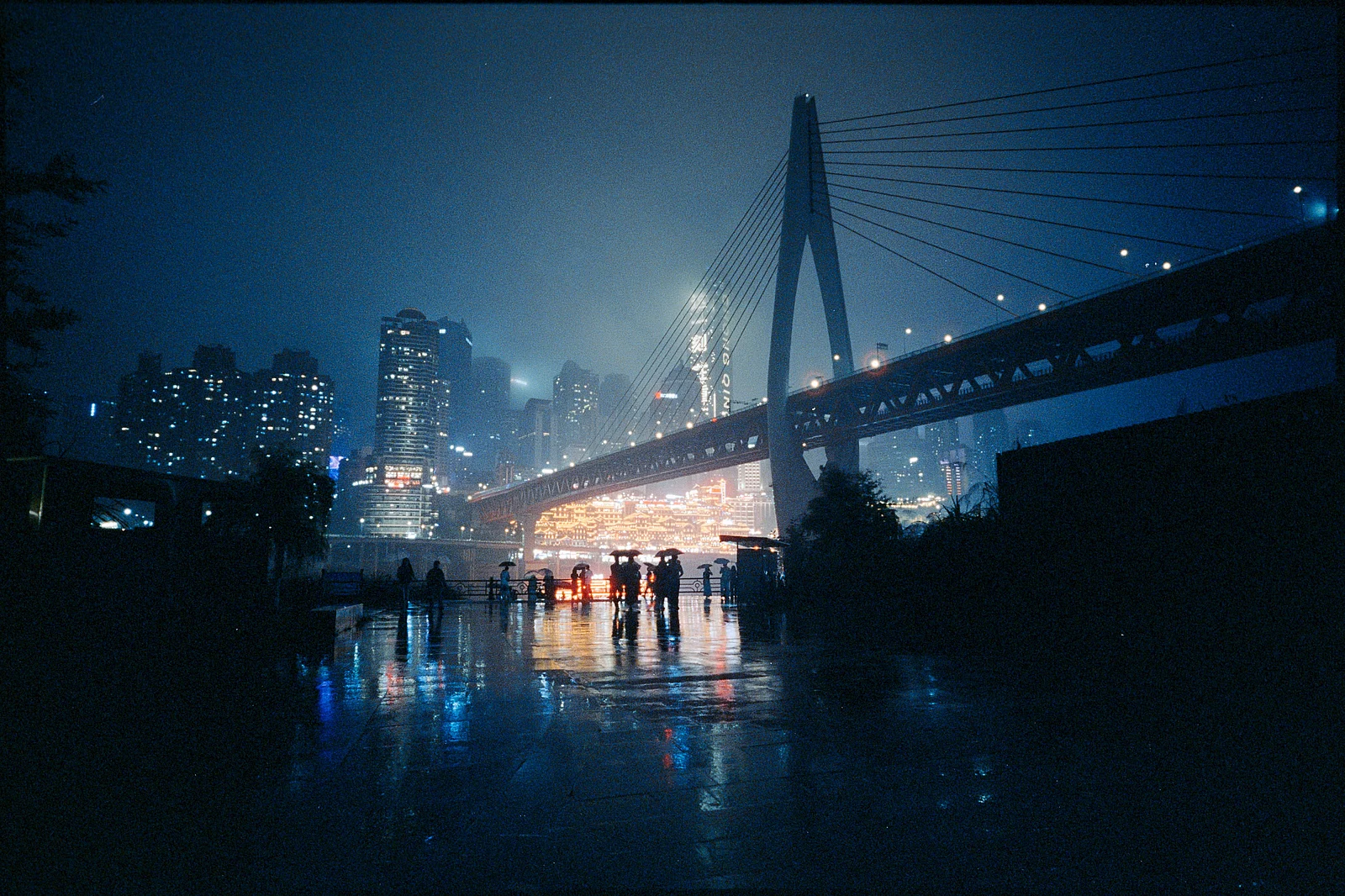 “Chongqing Rainy Night” — 上卷 · CONTAX G1 · Kodak 5219 (Uncoated)
