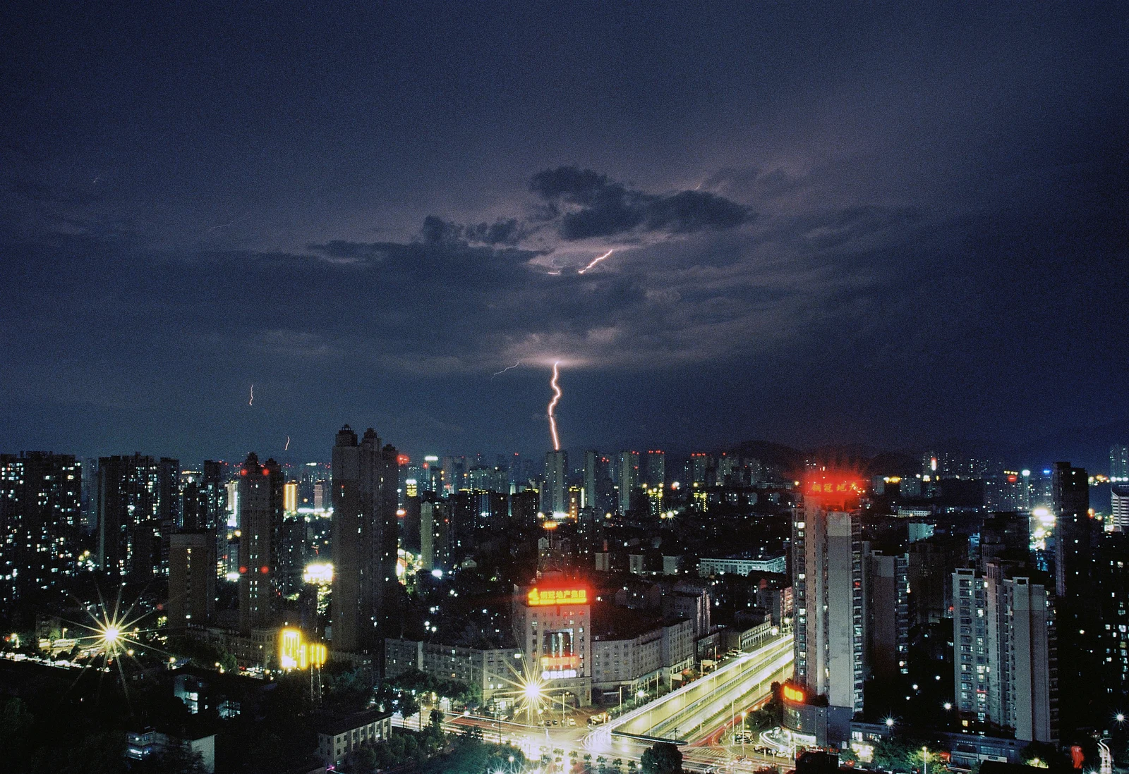 Destello — 路易斯酸 · Nikon F3HP · Kodak Vision3 500T 5219