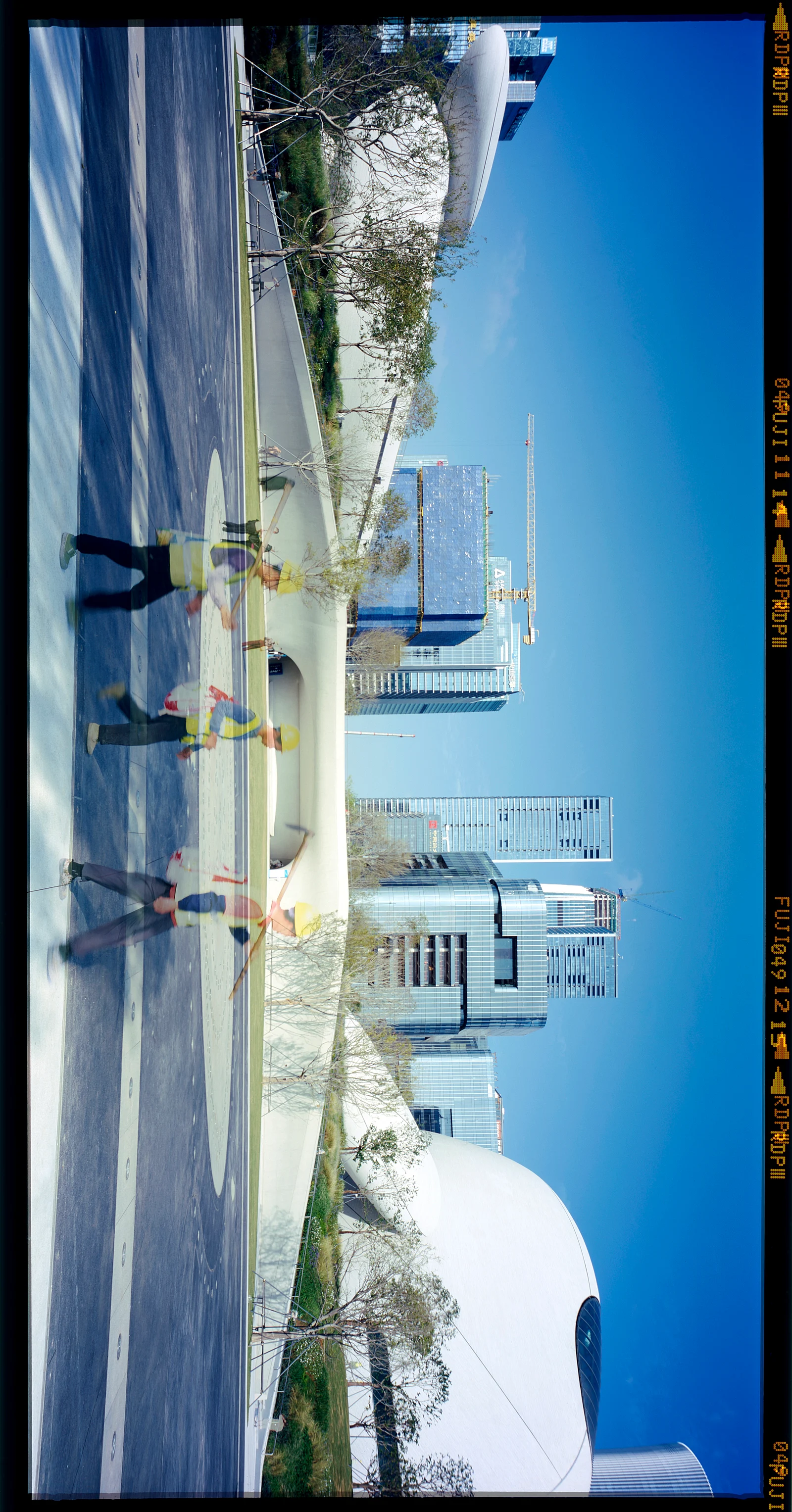 Héroe de la ciudad — LIZHIQIANG · Linhof Technikardan S45 · Fujifilm Provia 100F