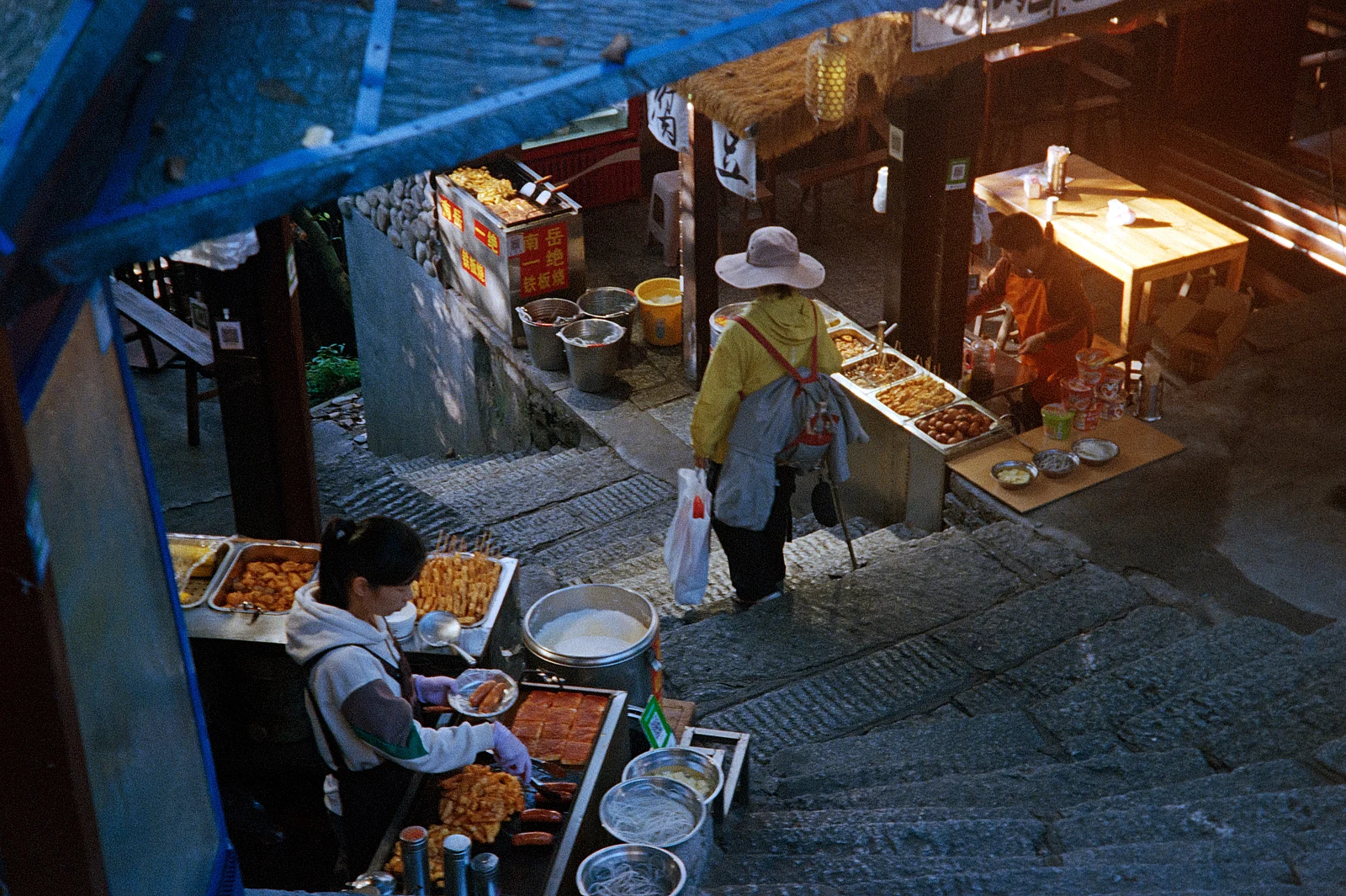 As pessoas no Monte Nanyue — XIE · pentax 140 · Kodak Portra 400