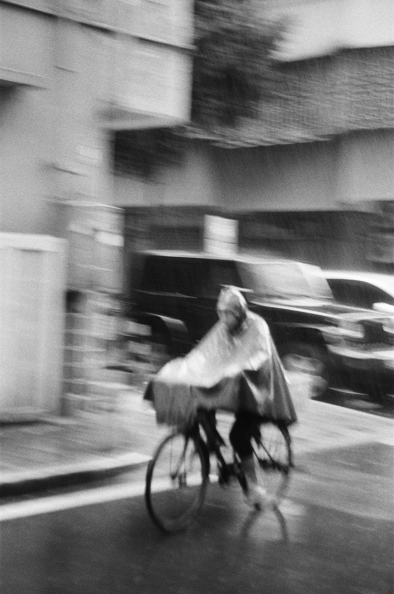 Rua sob a chuva — Billy · Canon EOS 3 · Fomapan 400 Action
