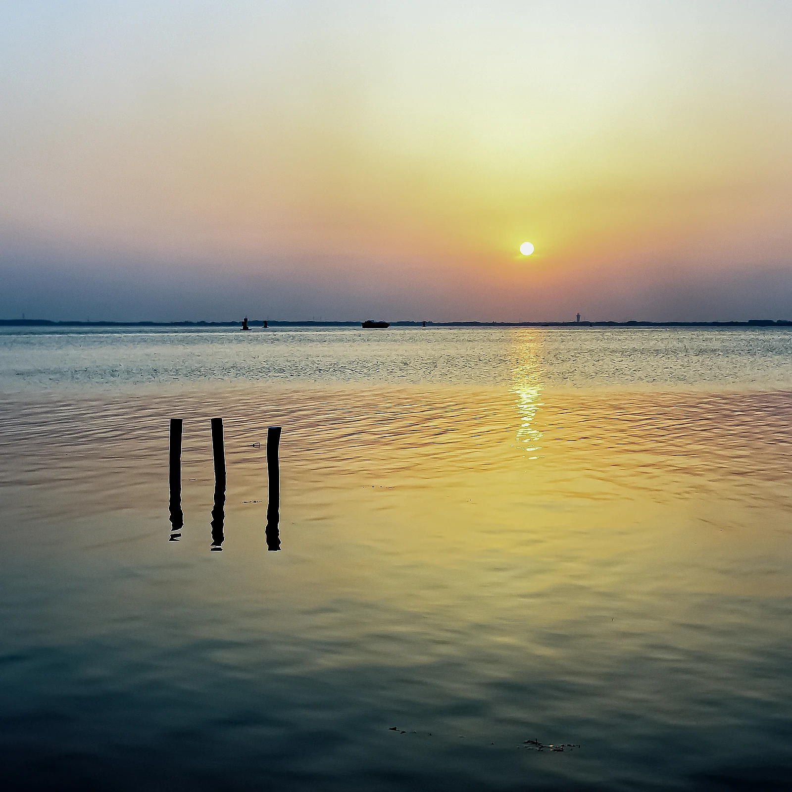 夕陽の下の湖面 — 赵涌民 · Hasselblad 500C · Kodak Gold 200