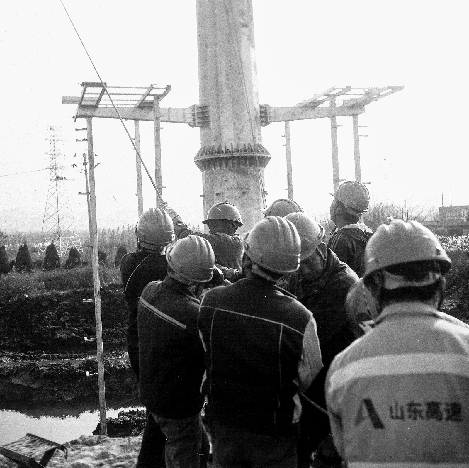 La columna vertebral de la infraestructura — 麦田 · Mamiya 6 · Lucky 1023