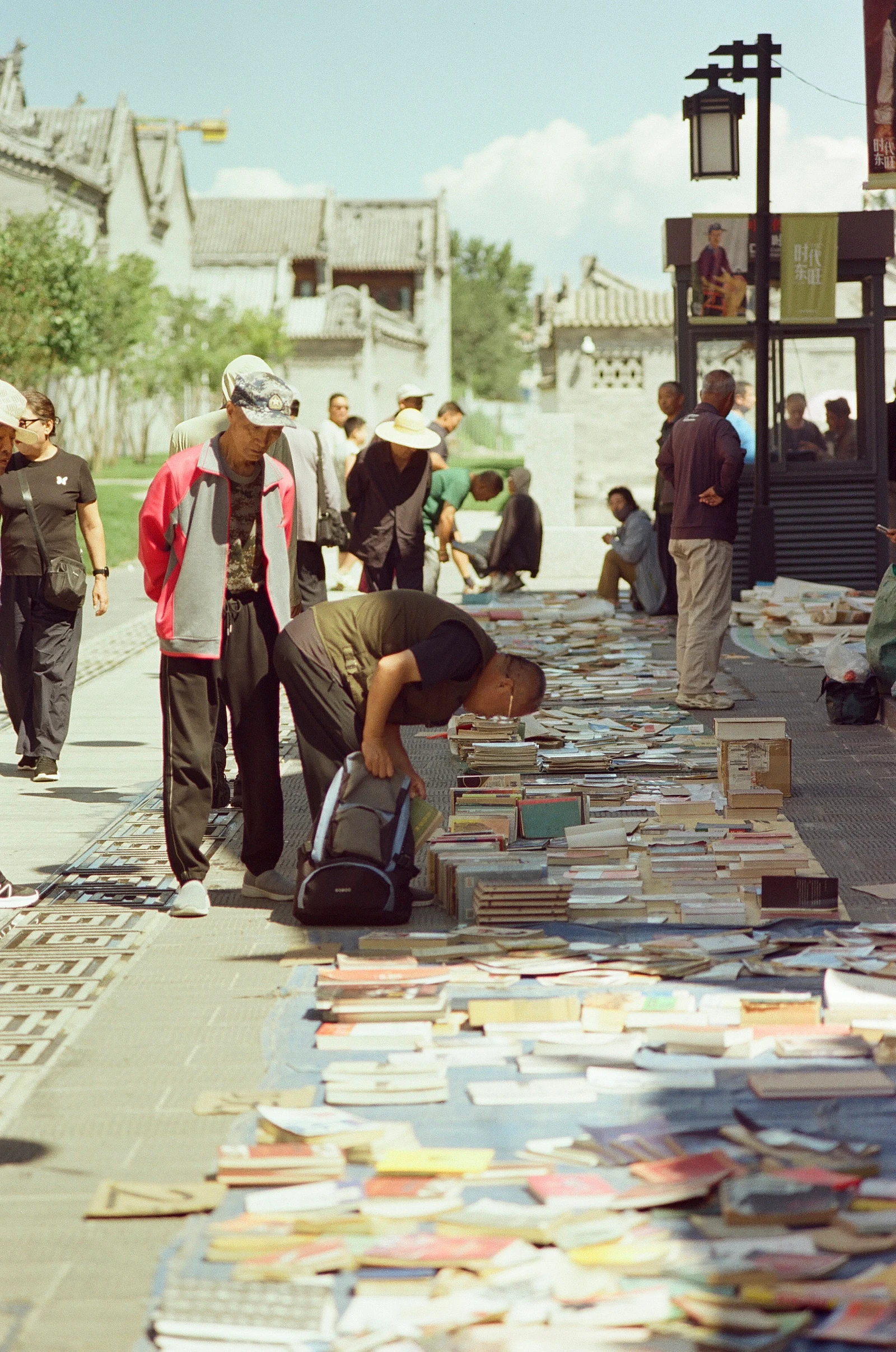 Banca de livros usados — lingering · Olympus OM-1 · Kodak Vision3 250D 5207