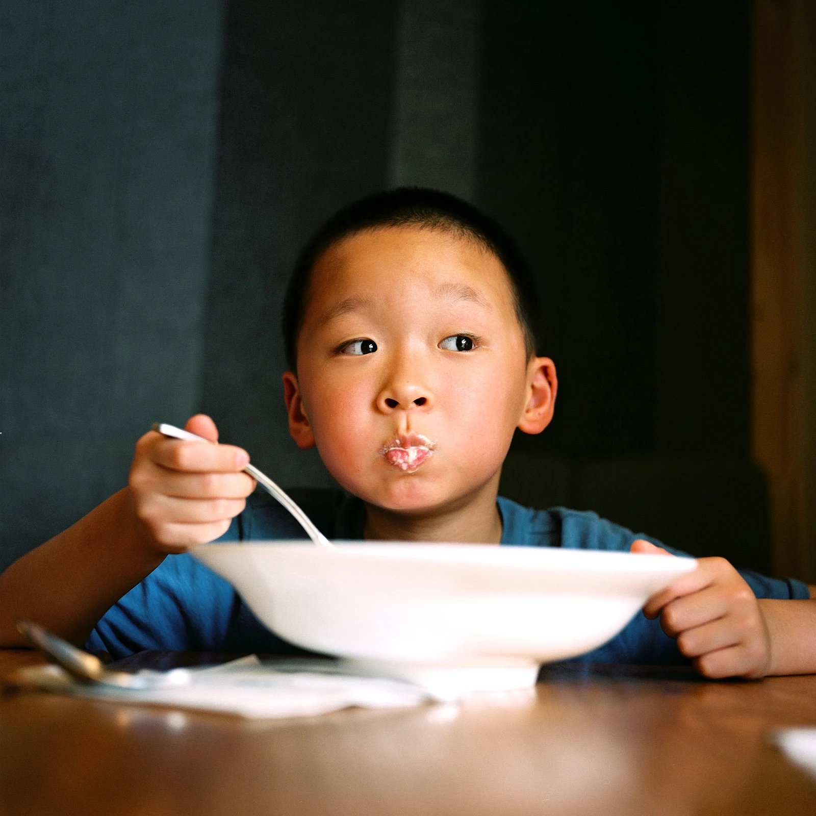 子供の目は澄んで無邪気 — FOMA · rolleiflex 3.5mx · Kodak ektar100
