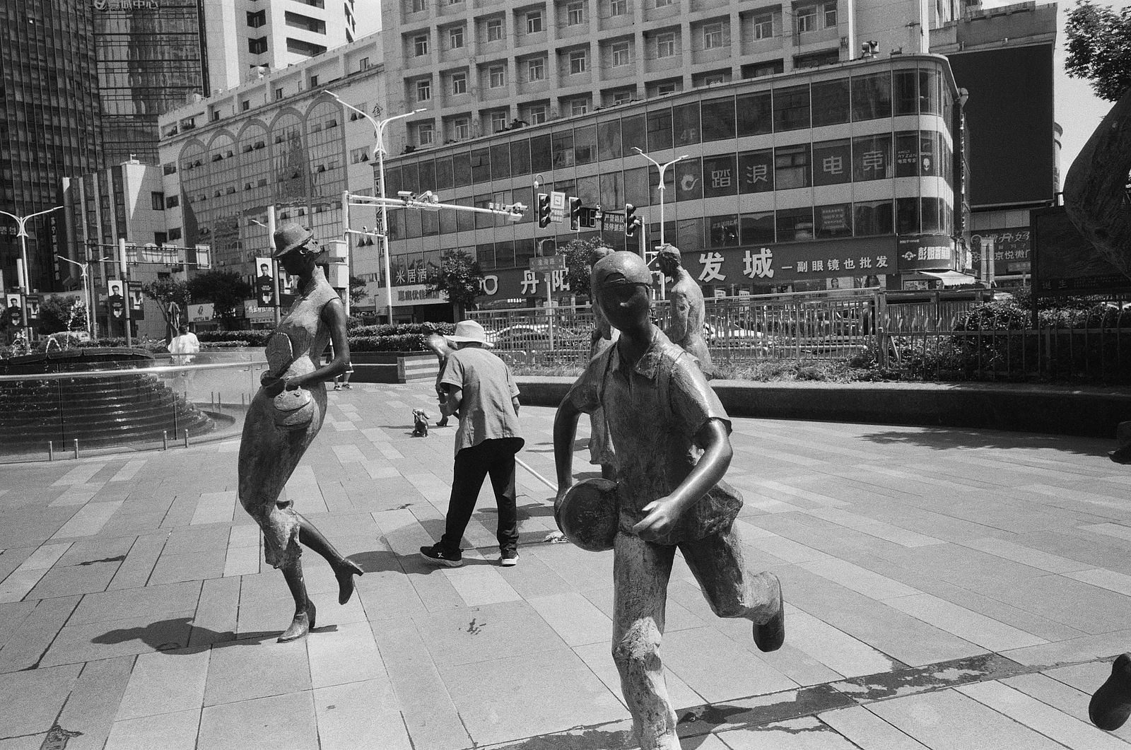 Viaje a Nanjing — 鱼丸 · Ricoh GR10 · Kodak Double-X 5222
