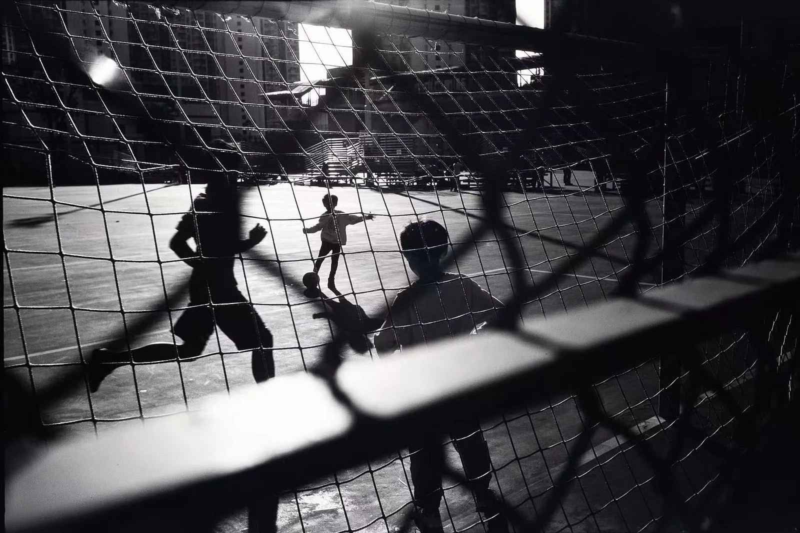 Pequenos jogadores de futebol — Sing · Leica M4 · Rollei Retro 80S