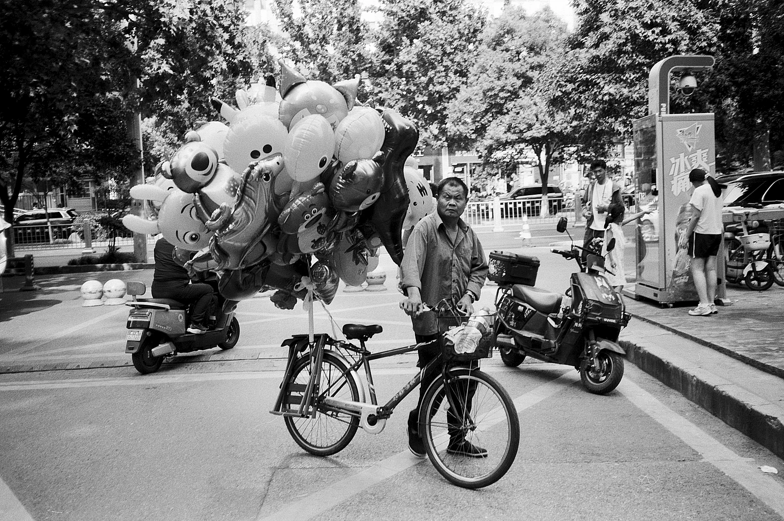 Balloon Uncle — 柿子还得挑远的捏 · Minolta Hi-Matic AF · Fomapan 100 Classic