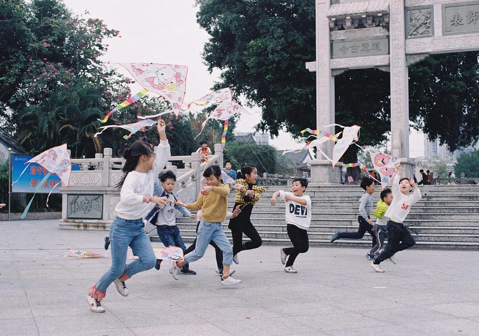 とにかく見てるだけで楽しい — 陈煦文 · Pentax MZ3 · ラッキー C200