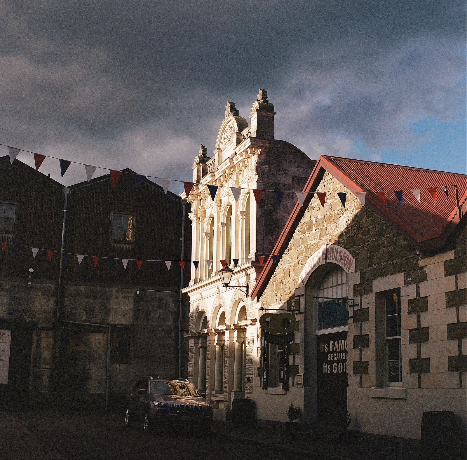 Atardecer en el Pueblo de Piedra Blanca — 王礼晨 · Hasselblad 203FE · Kodak Portra 400