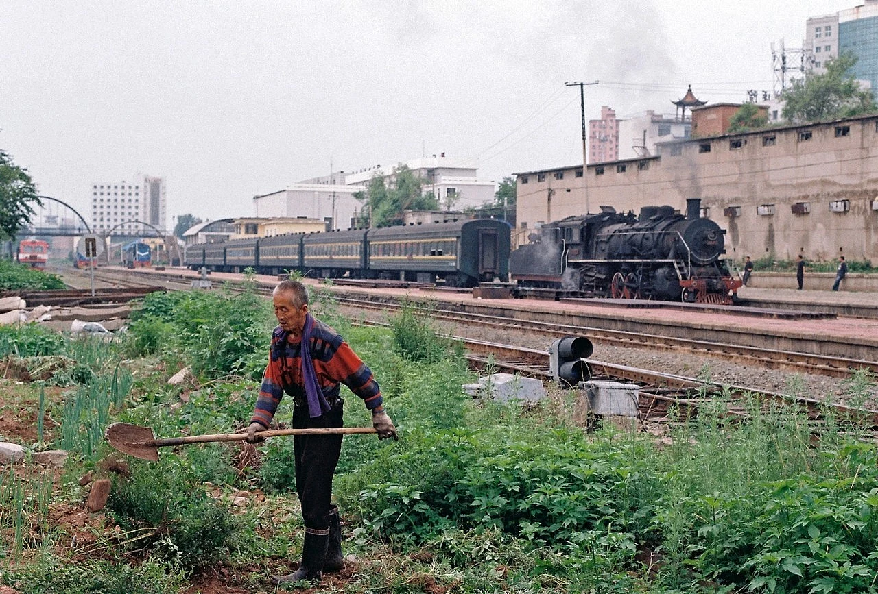 駅の片隅 — Flew · Nikon FE · Kodak Gold 200