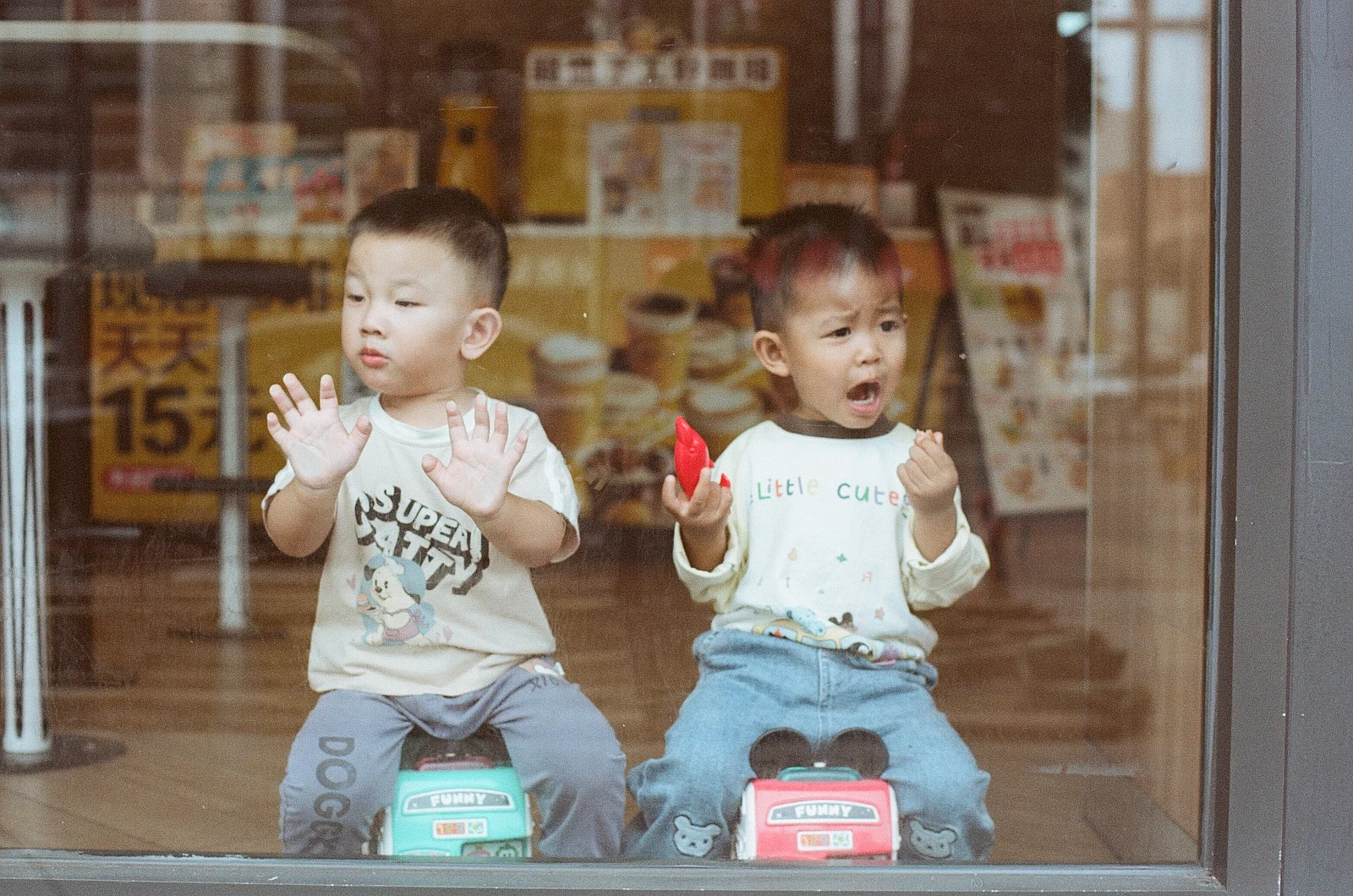 《Các bạn nhỏ》 — 拾贝听涛 · Nikon FM2 · Kodak Portra 160
