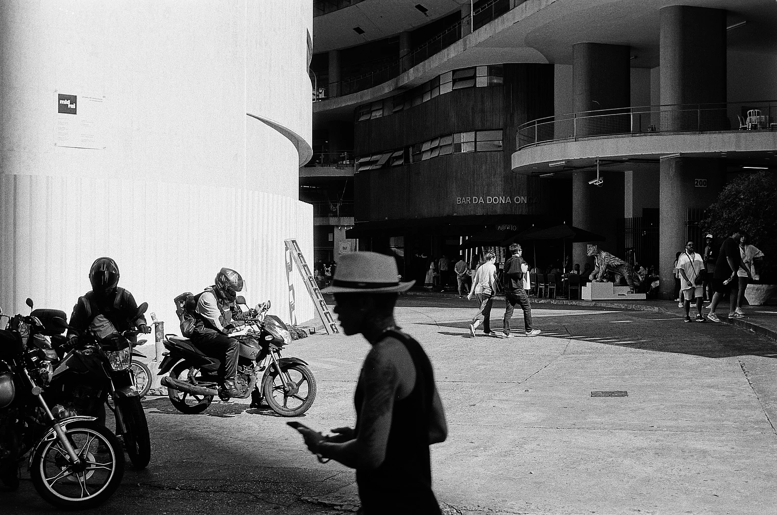 La línea de sombra — Guilherme Tonon · Nikon F90 · Rollei RPX 100