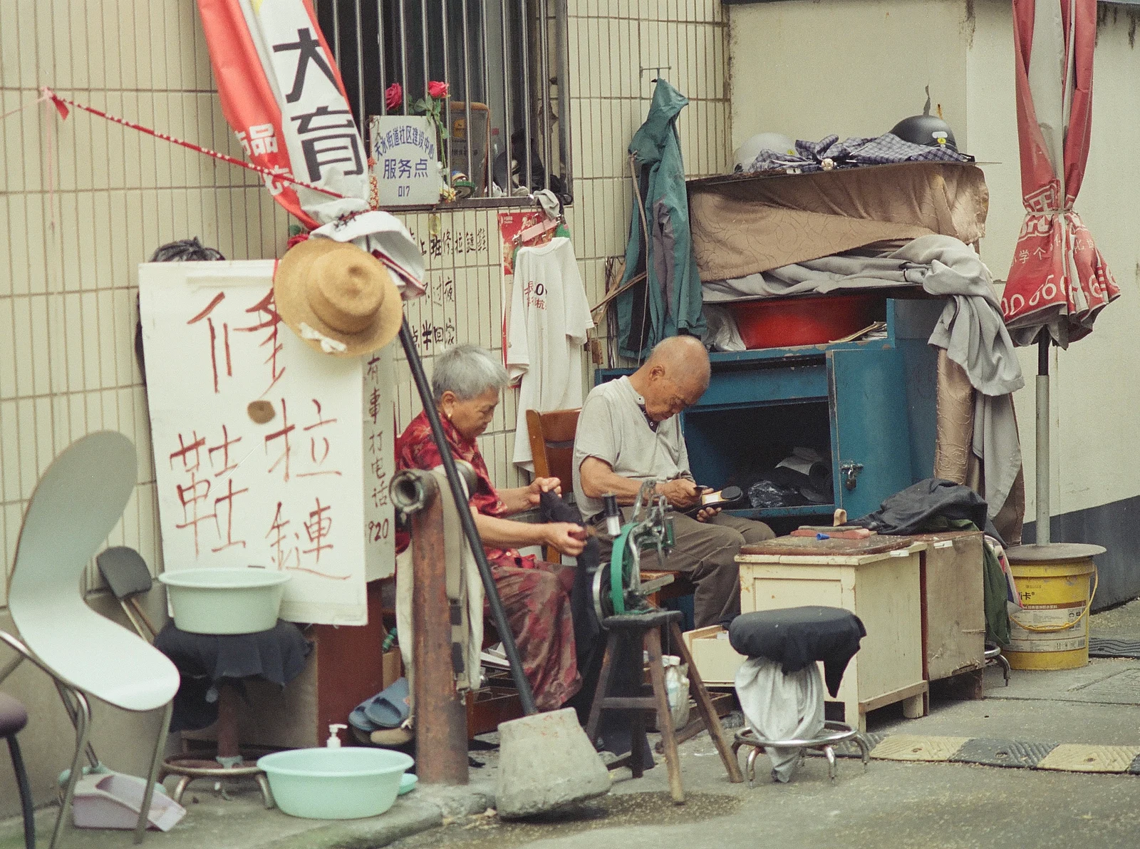 寄り添い合って生きる — lingering · Olympus OM-1 · Kodak Vision3 200T 5213