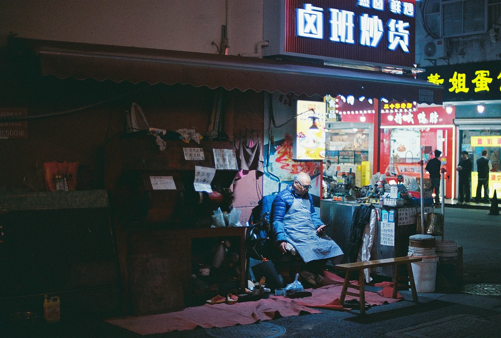 Waiting — 王加港 · Nikon FM2 · Kodak Portra 400