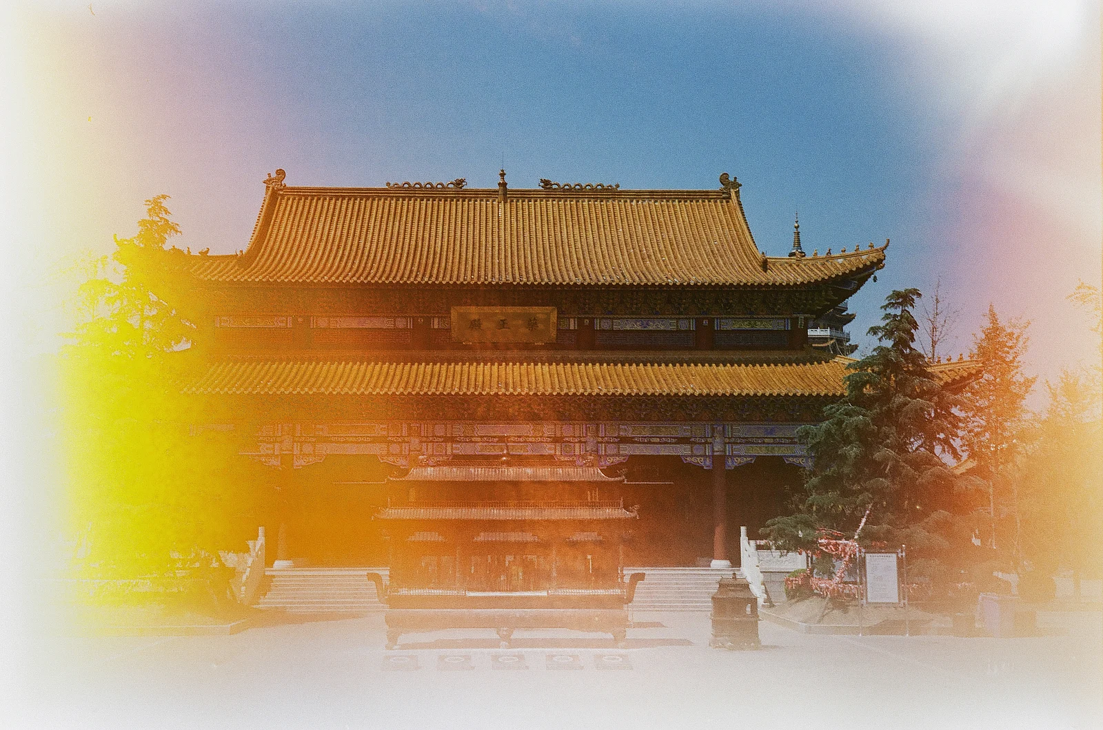 O templo antigo parece um sonho — 石头 · Rollei Rollei 35 · Fujifilm 200