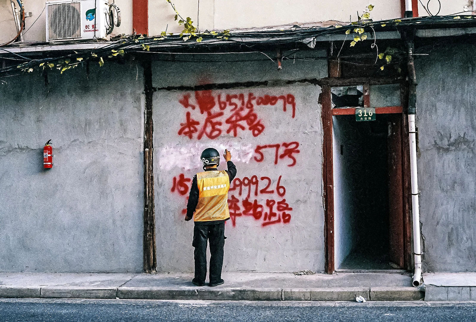 Farewell at Gate No. 316 — 赵涌民 · Leica M3 · Fujifilm C400