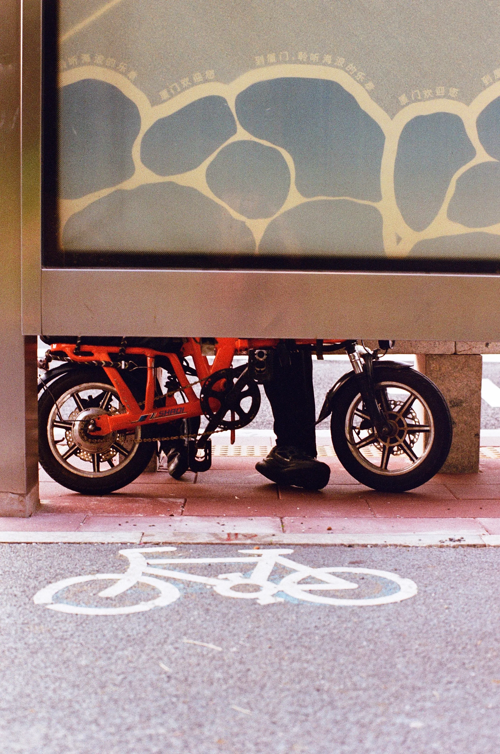 La vida a medias bajo el letrero de la parada — 董谢涛 · Nikon FE2 · Lucky C200