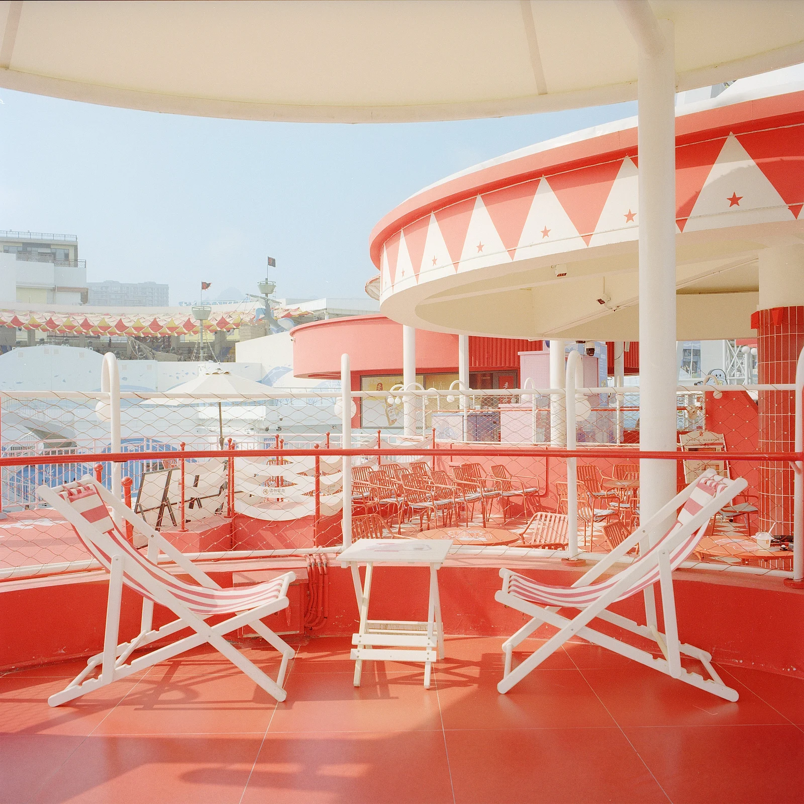 Café en la terraza — 话说先生 · kowa super66 · Kodak Gold 200