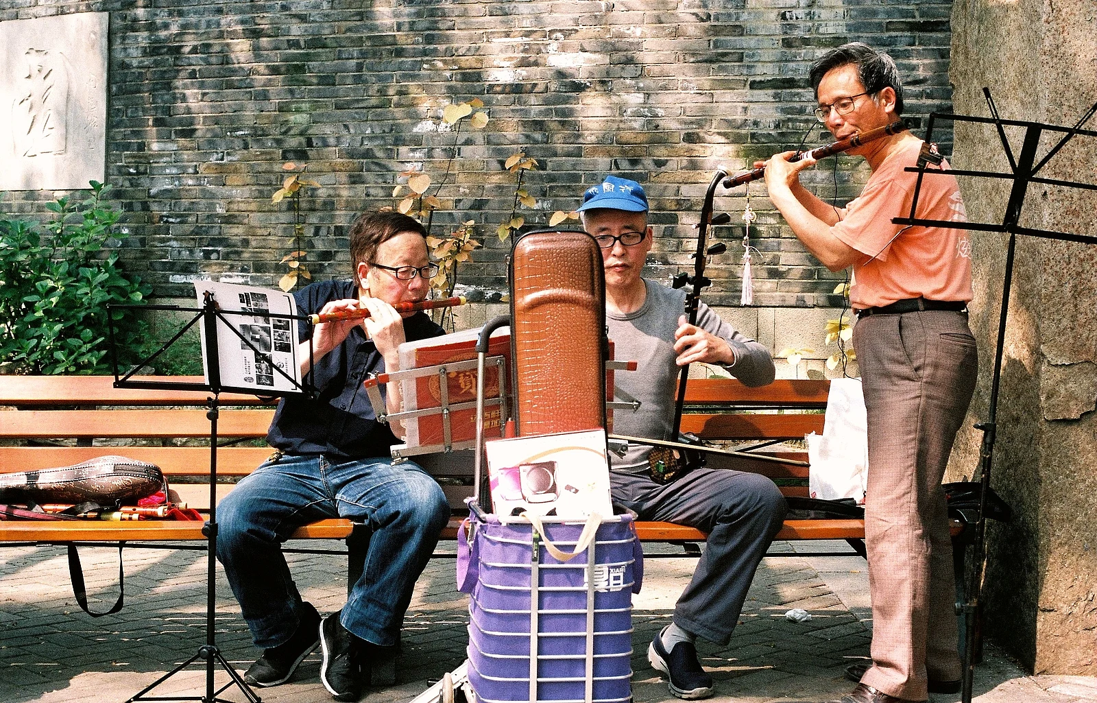 Música entre callejones — 蔡正茂 · Nikon F65 · Kodak ColorPlus 200