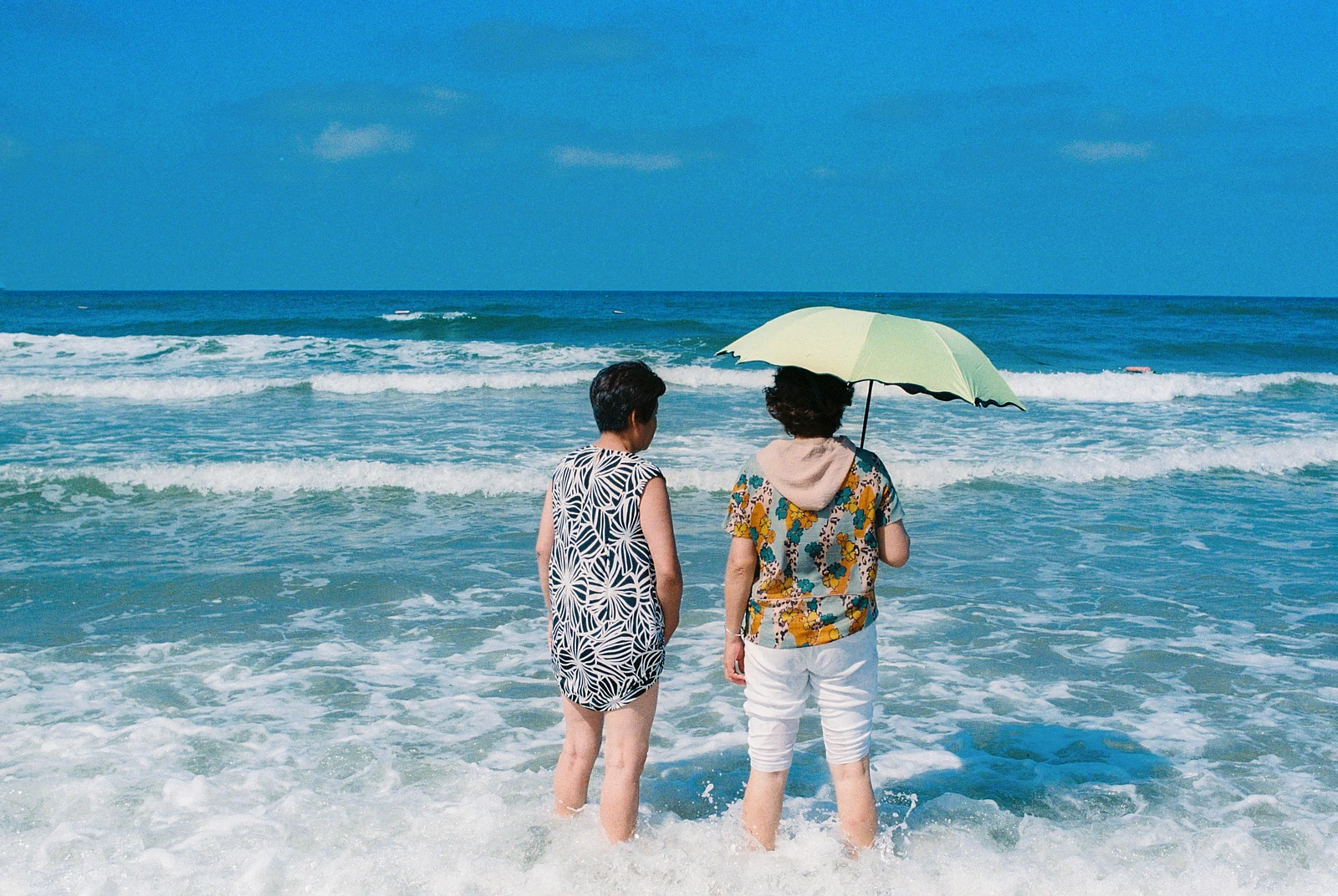 最高の友、共に見る海 — 蔡正茂 · Nikon F65 · Kodak Ultramax 400