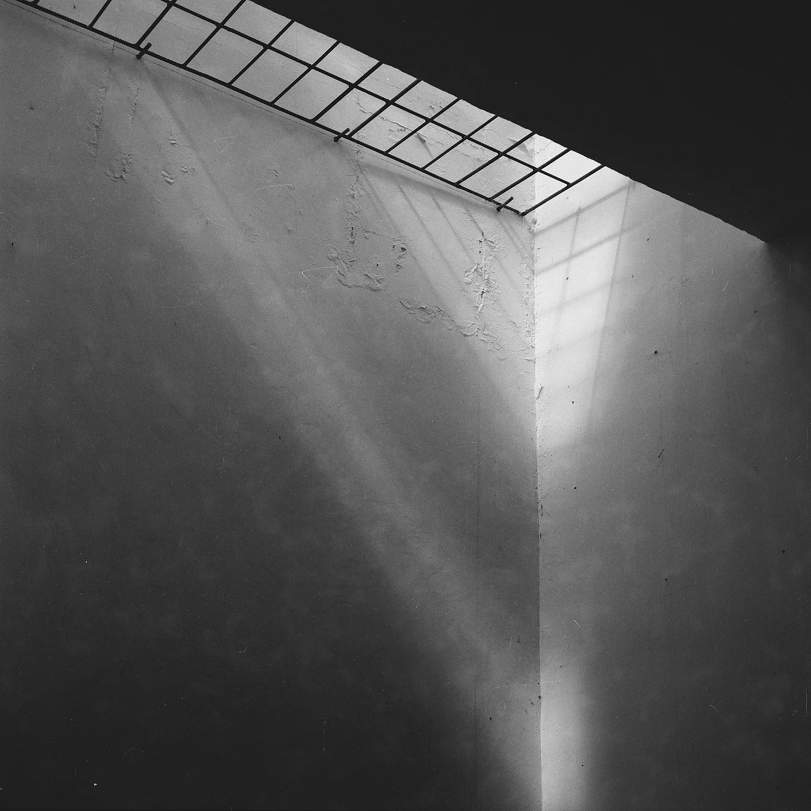 光の届かない場所 — Cmr.z · Bronica S2A · Lucky SHD 100