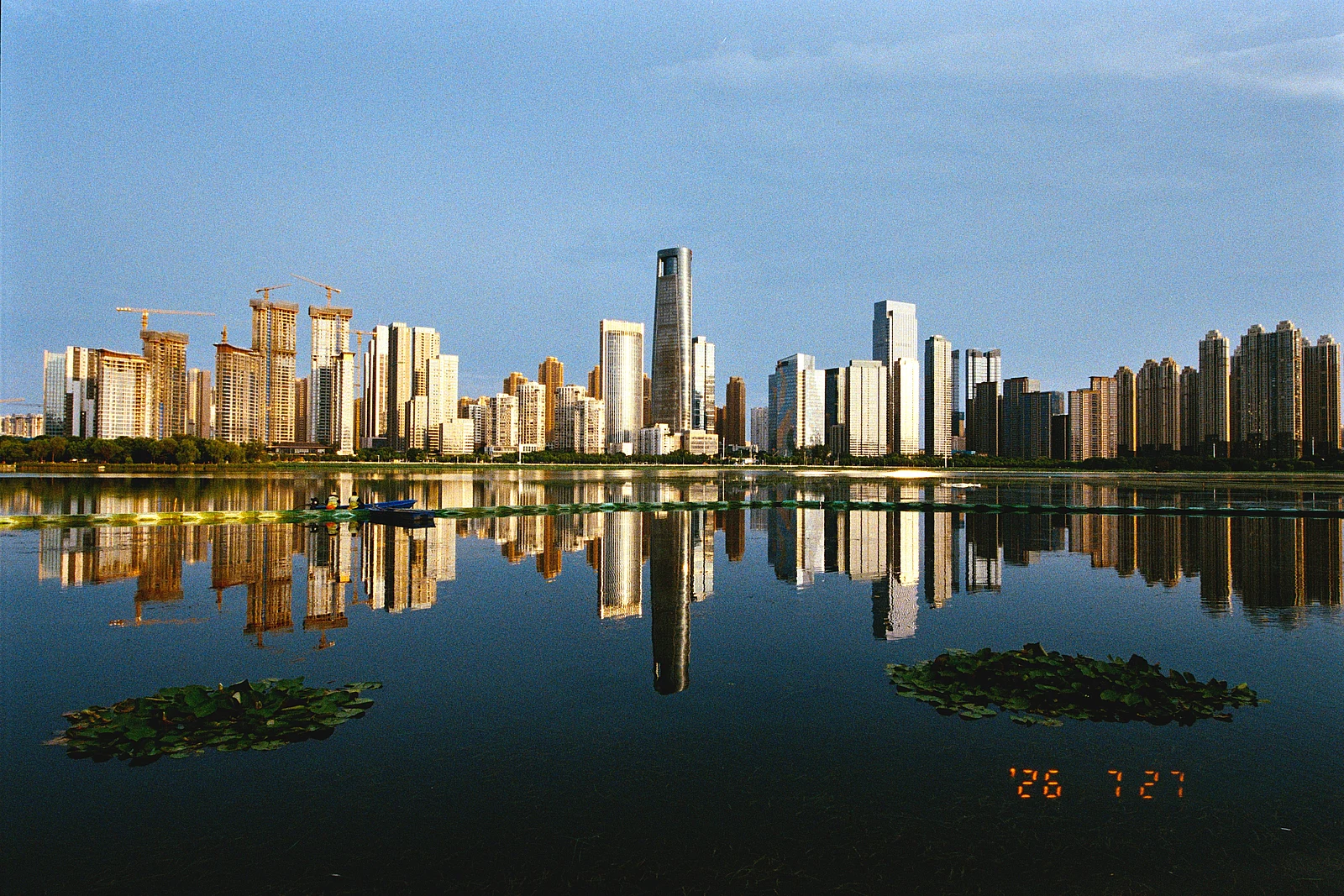 Reflejos urbanos — 阿鱼 · Nikon F80 · Kodak UltraMax 400