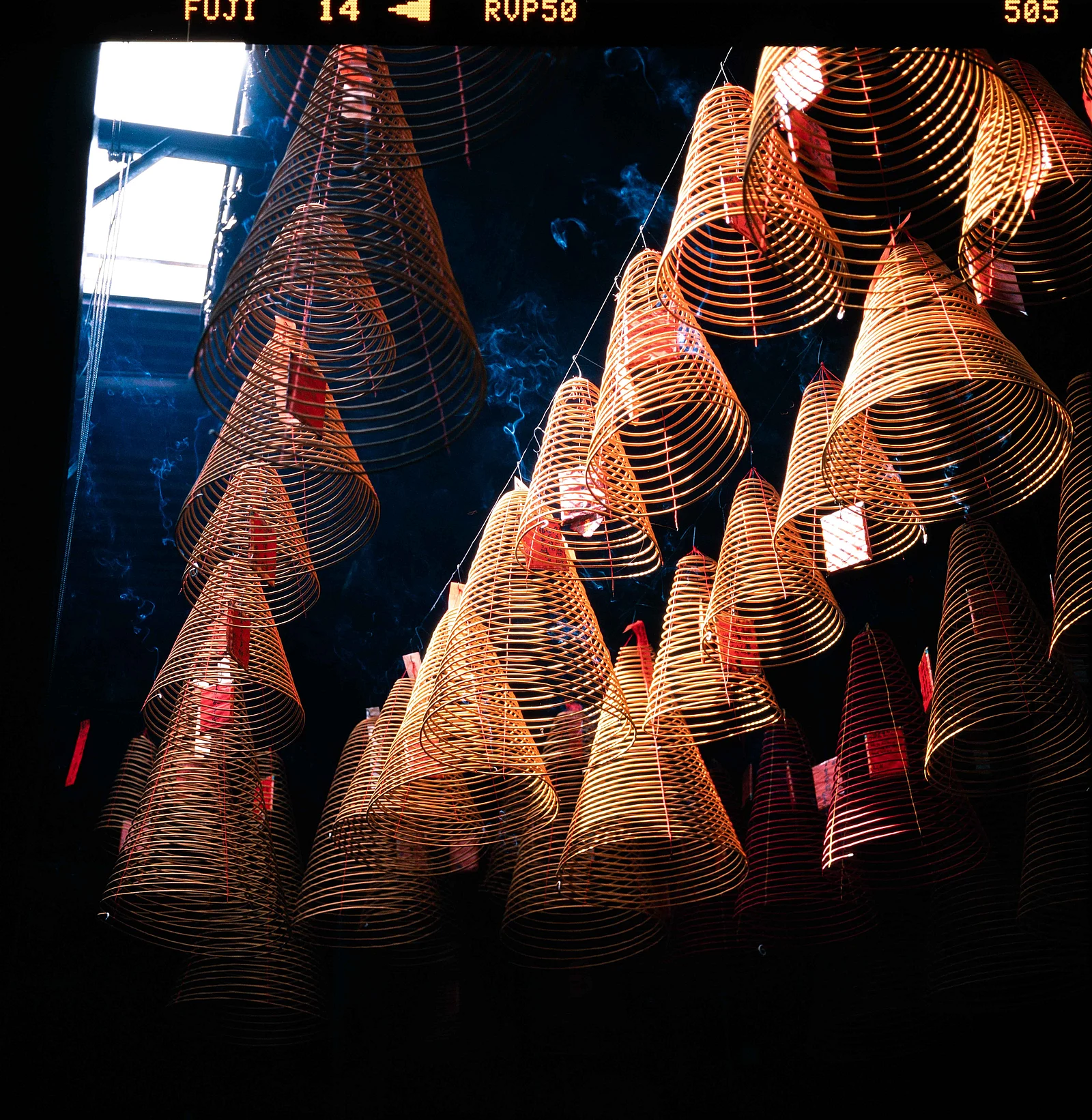 Fuegos artificiales en el Templo de Tianhou — 胶片大叔 · Fujifilm GF670 · Fujifilm Velvia 50