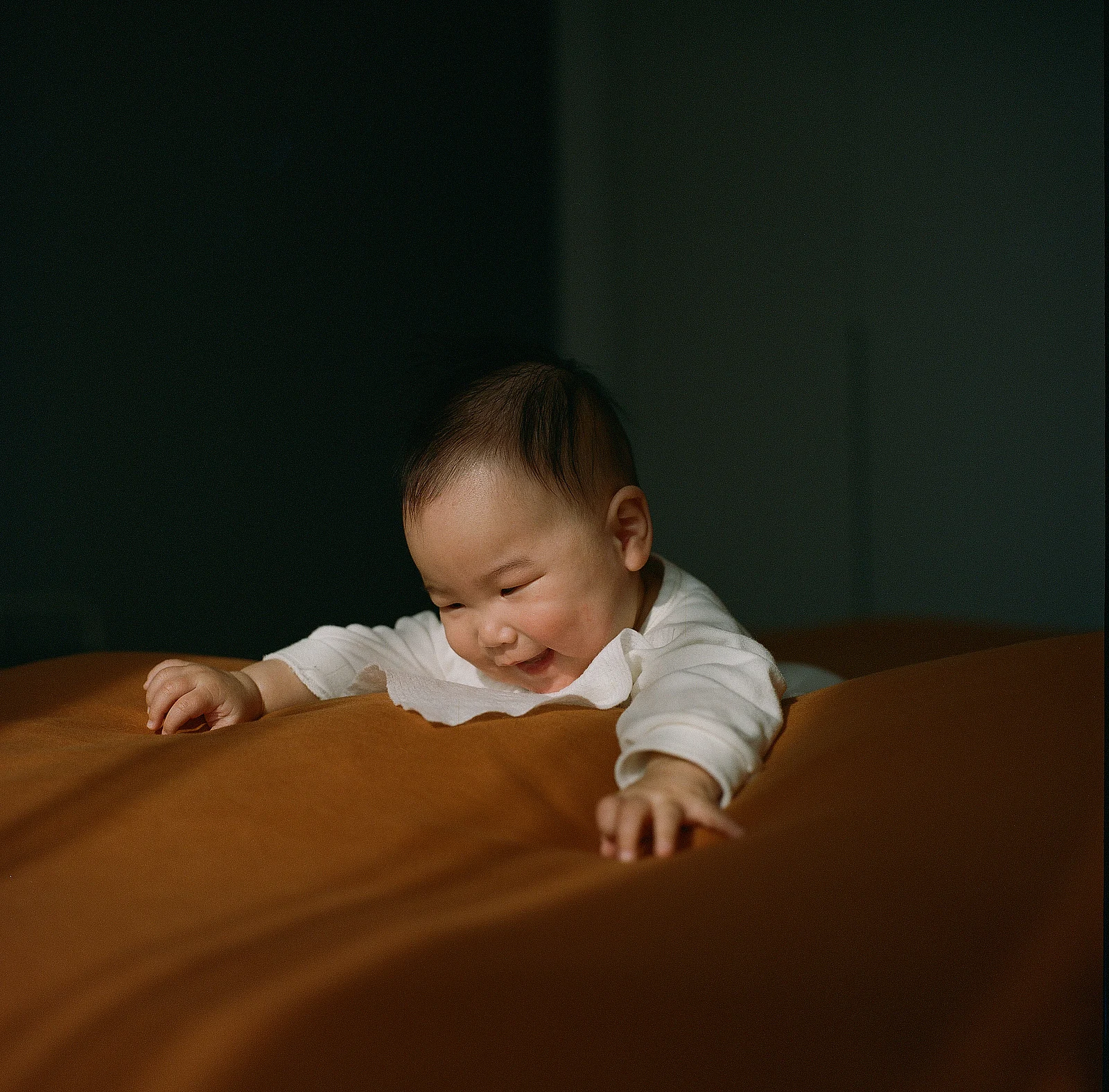 カーテンを開けた瞬間、彼女は手を伸ばして光を掴もうとした。 — StGrond · Bronica S2 · Kodak Portra 800
