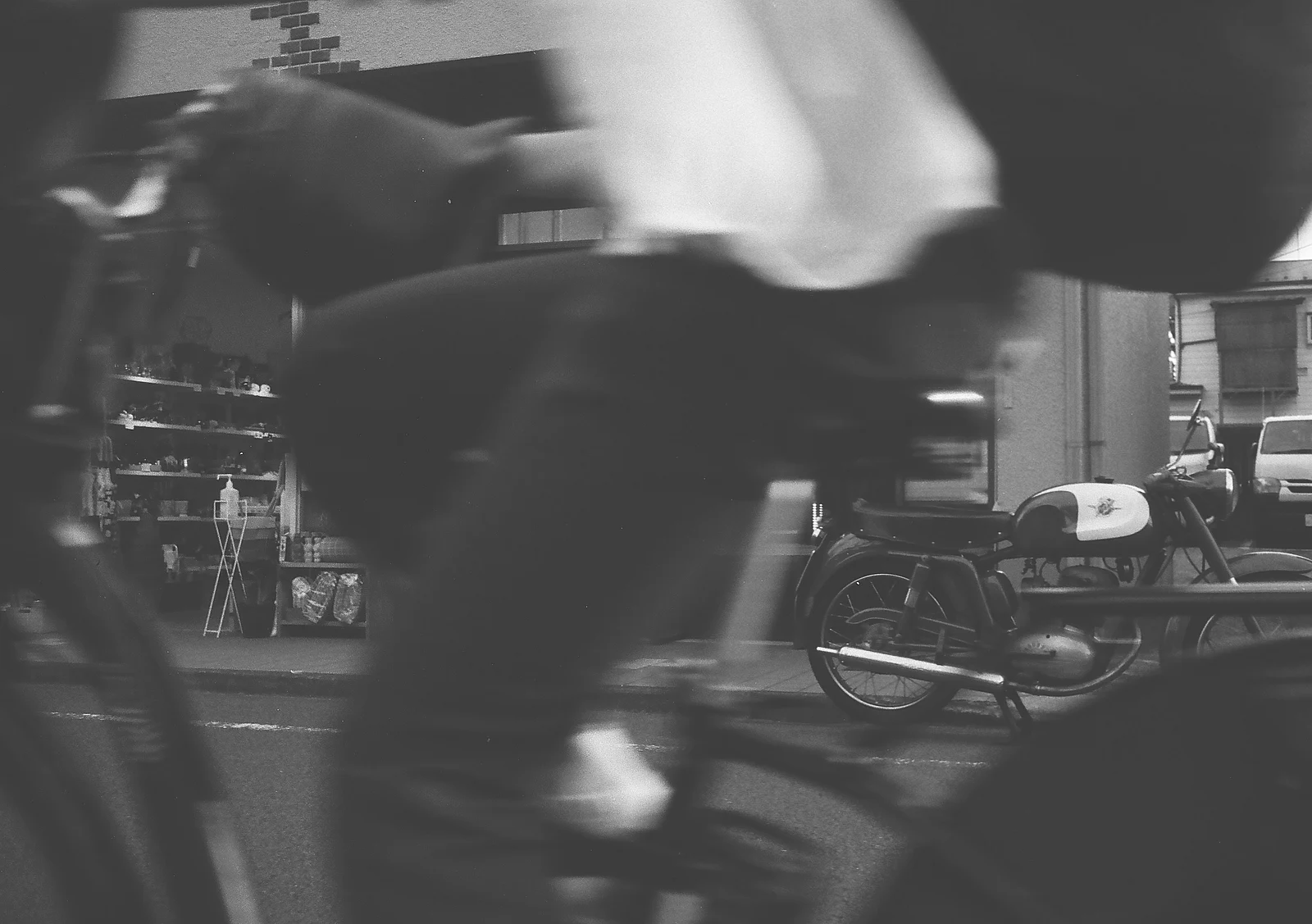Una bicicleta cruzando frente a mi moto — napolitan.jp · Olympus Pen EE · Ilford HP5 Plus 400