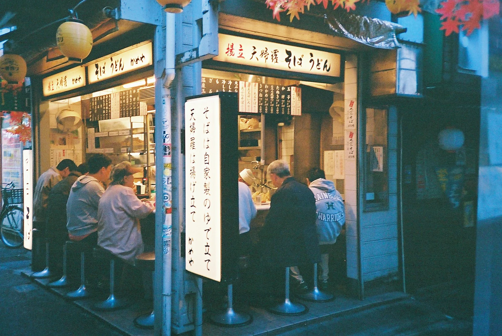 Mesma mesa — Shun Takazawa · Olympus OM-2n · Lomography Color Negative 400