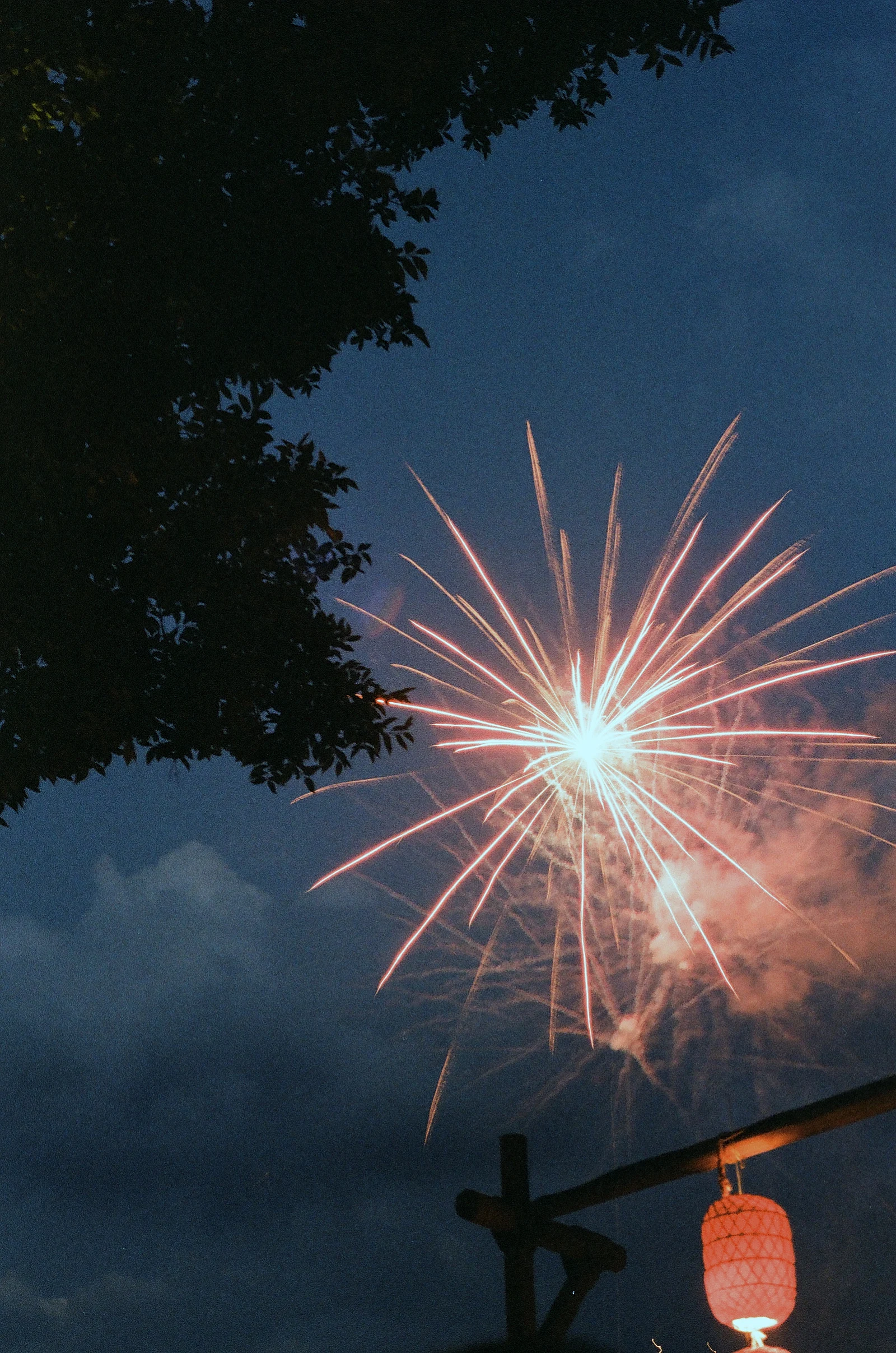 Fuegos artificiales — 海子 · Nikon FE · Kodak Gold 200