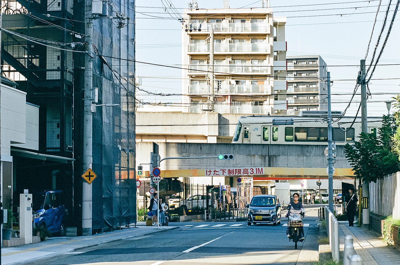 A rua pela manhã — Teddy · Canon EOS 5 · Fujifilm Fujicolor C200